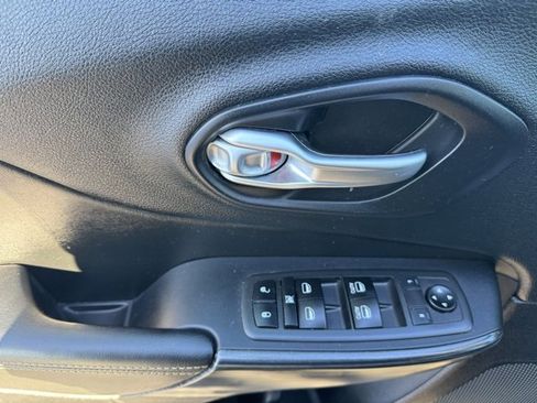 Used 2016 Jeep Cherokee Limited image 9