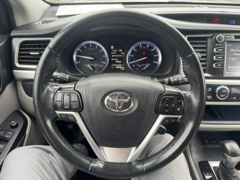 Used 2019 Toyota Highlander XLE AWD/4WD image 25