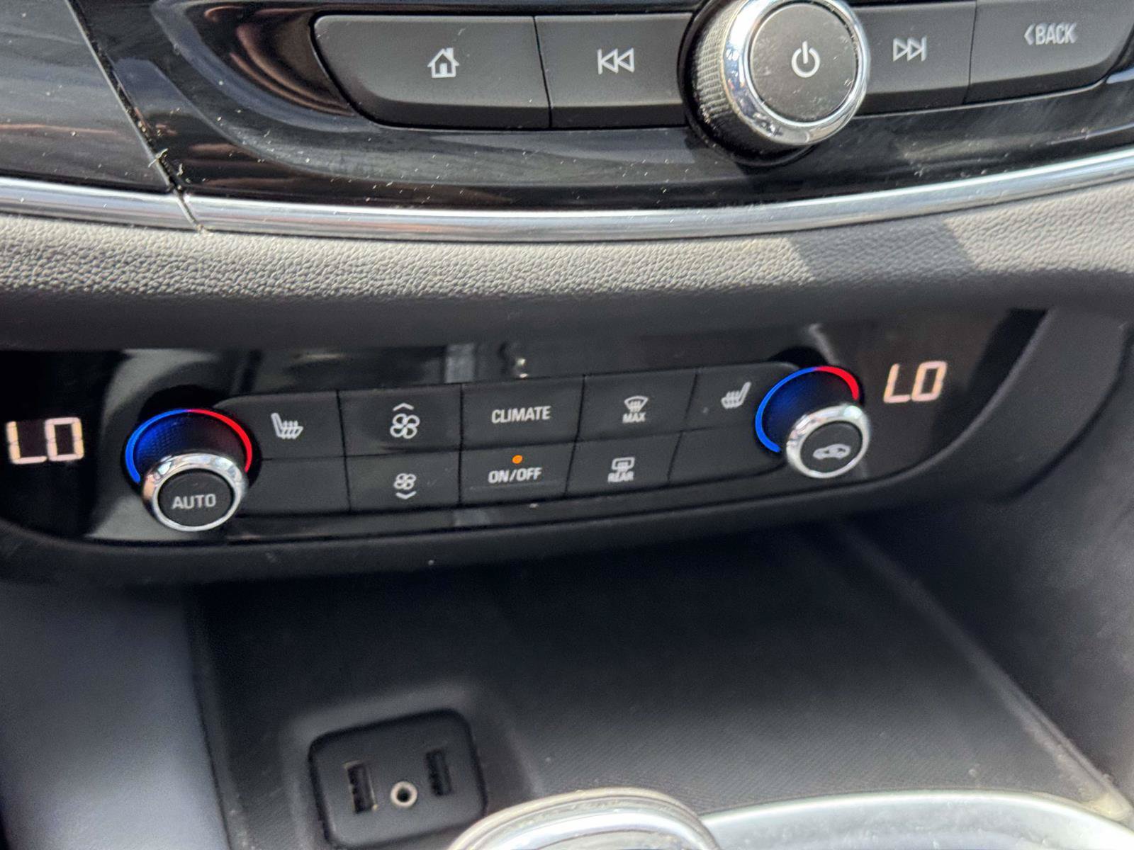 Used 2018 Buick Enclave Essence AWD/4WD image 27