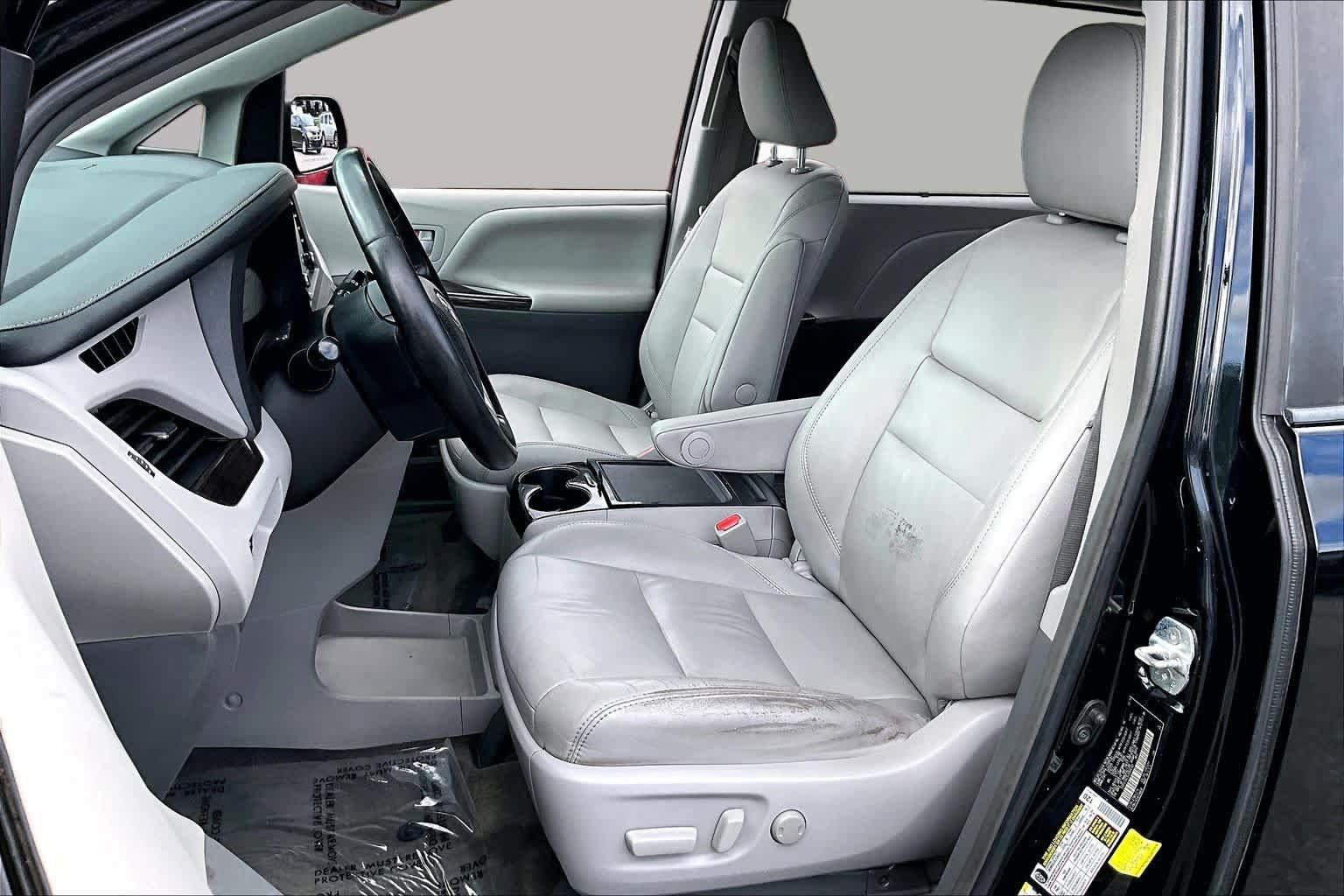 Used 2018 Toyota Sienna XLE w/ XLE Navigation Package FWD image 7
