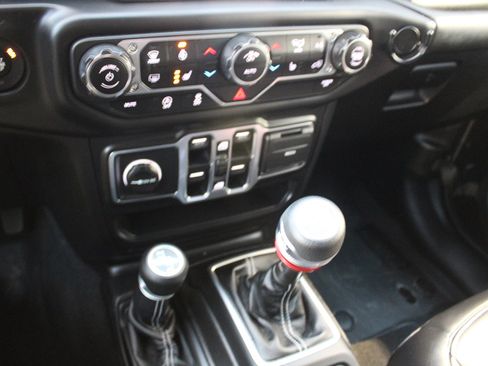 Used 2018 Jeep Wrangler Unlimited Sahara image 31