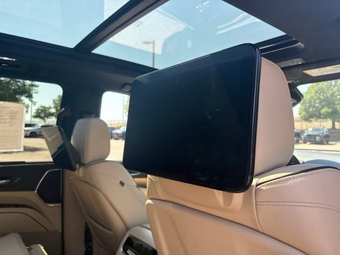 Used 2021 Cadillac Escalade ESV Premium Luxury w/ Driver Assist Tech Package AWD/4WD image 27