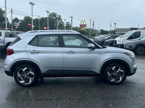 Used 2023 Hyundai Venue SEL image 2