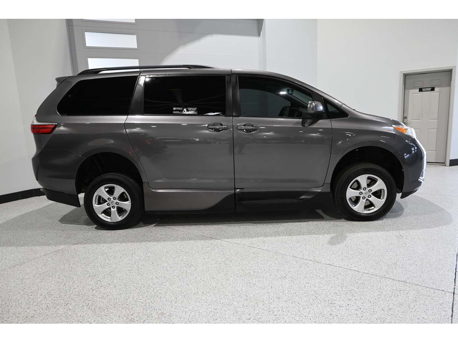 Used 2017 Toyota Sienna LE FWD image 5
