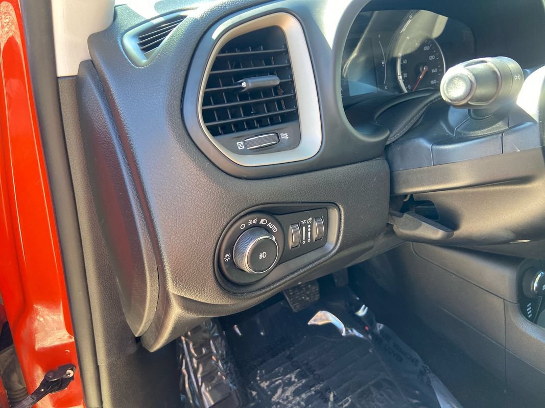 Used 2016 Jeep Renegade Latitude w/ Popular Equipment Group AWD/4WD image 17
