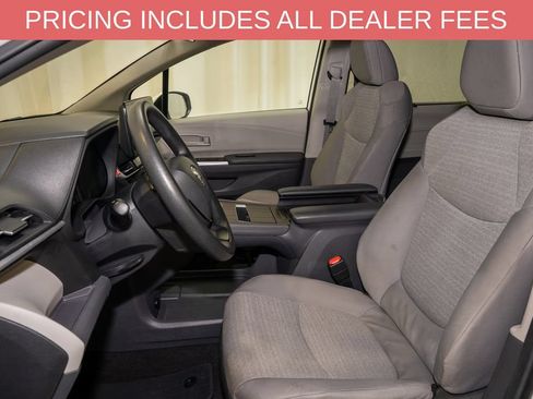 Used 2024 Toyota Sienna LE FWD image 10