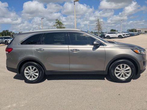 Used 2018 Kia Sorento FWD image 4