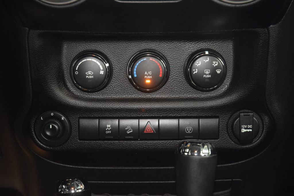 Used 2017 Jeep Wrangler Unlimited Rubicon w/ Connectivity Group AWD/4WD image 32