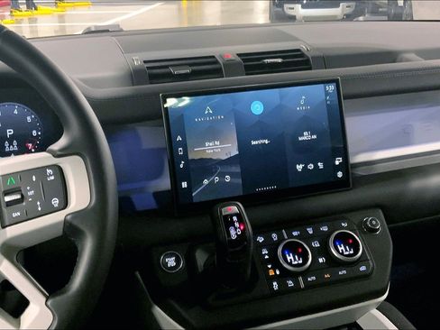 Used 2025 Land Rover Defender 130 X-Dynamic SE image 6