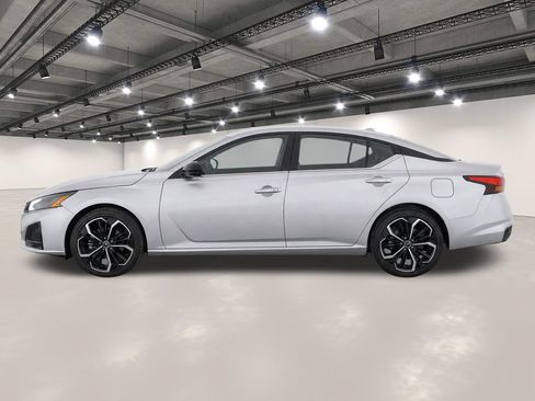 Used 2024 Nissan Altima 2.5 SR FWD image 6