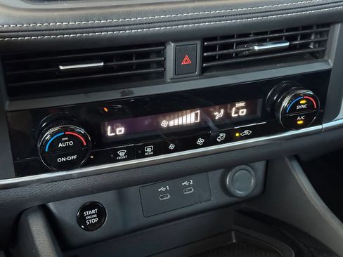 Used 2025 Nissan Rogue SV FWD image 32