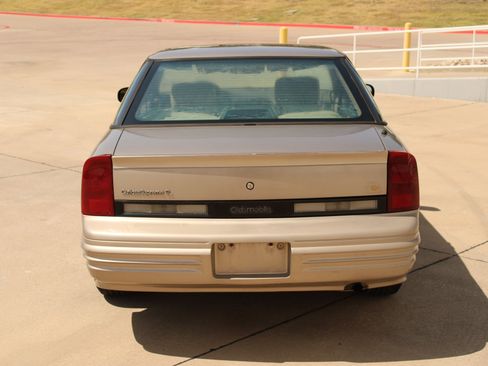 Used 1997 Oldsmobile Cutlass Supreme SL FWD image 11