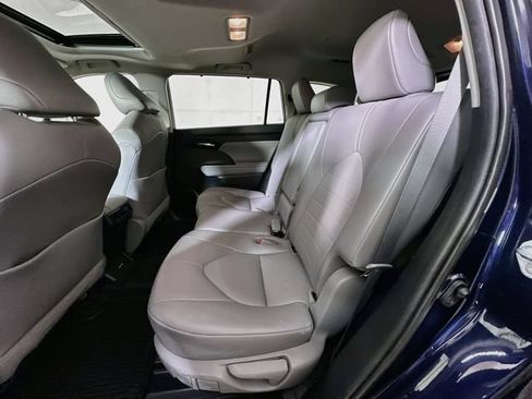 Used 2021 Toyota Highlander XLE AWD/4WD image 28