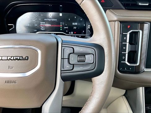 Used 2022 GMC Yukon Denali w/ Denali Premium Package image 25