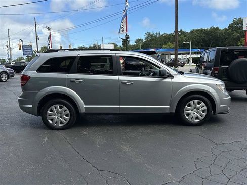 Used 2020 Dodge Journey SE FWD image 2