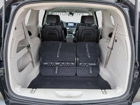 Used 2023 Chrysler Pacifica Touring-L image 24