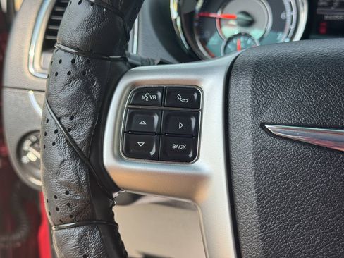 Used 2014 Chrysler Town & Country Touring w/ Driver Convenience Group FWD image 19