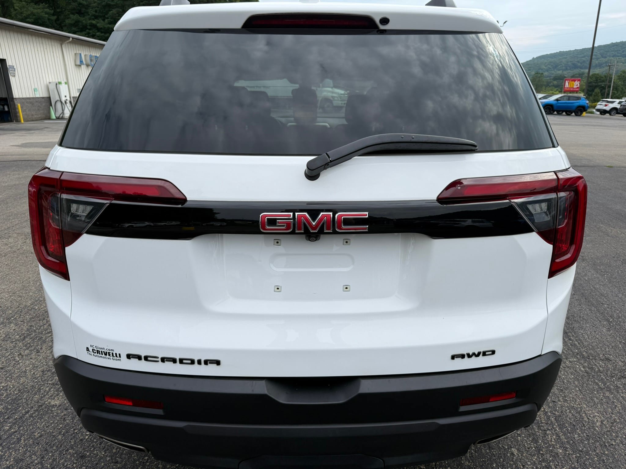Used 2023 GMC Acadia SLE w/ Driver Convenience Package AWD/4WD image 5