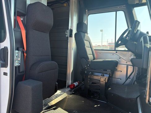 Used 2025 Chevrolet Brightdrop 400 w/ Power Door Package FWD image 4