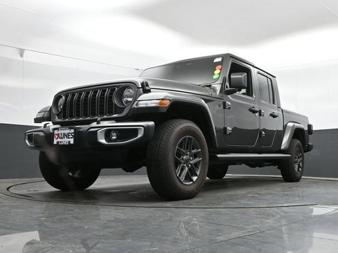 Used 2025 Jeep Gladiator Sport AWD/4WD image 42