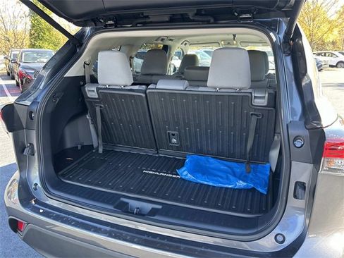 Used 2024 Toyota Highlander LE image 12