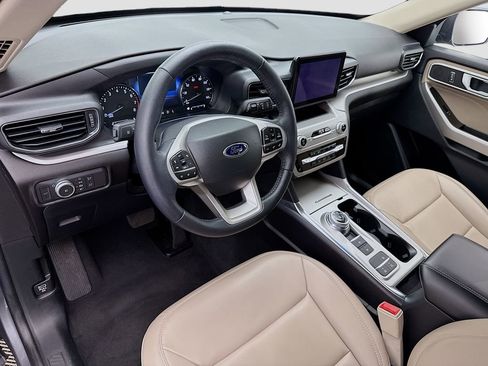 Used 2022 Ford Explorer XLT w/ Equipment Group 202A image 9