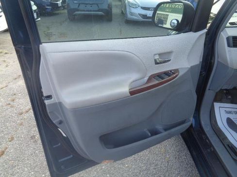 Used 2012 Toyota Sienna XLE image 17