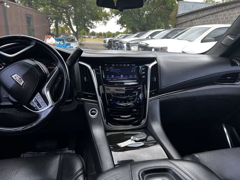 Used 2019 Cadillac Escalade ESV Platinum RWD image 26