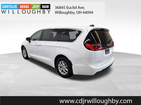 Used 2024 Chrysler Pacifica Touring-L FWD image 6