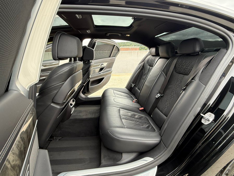 Used 2018 BMW 750i xDrive AWD/4WD image 25