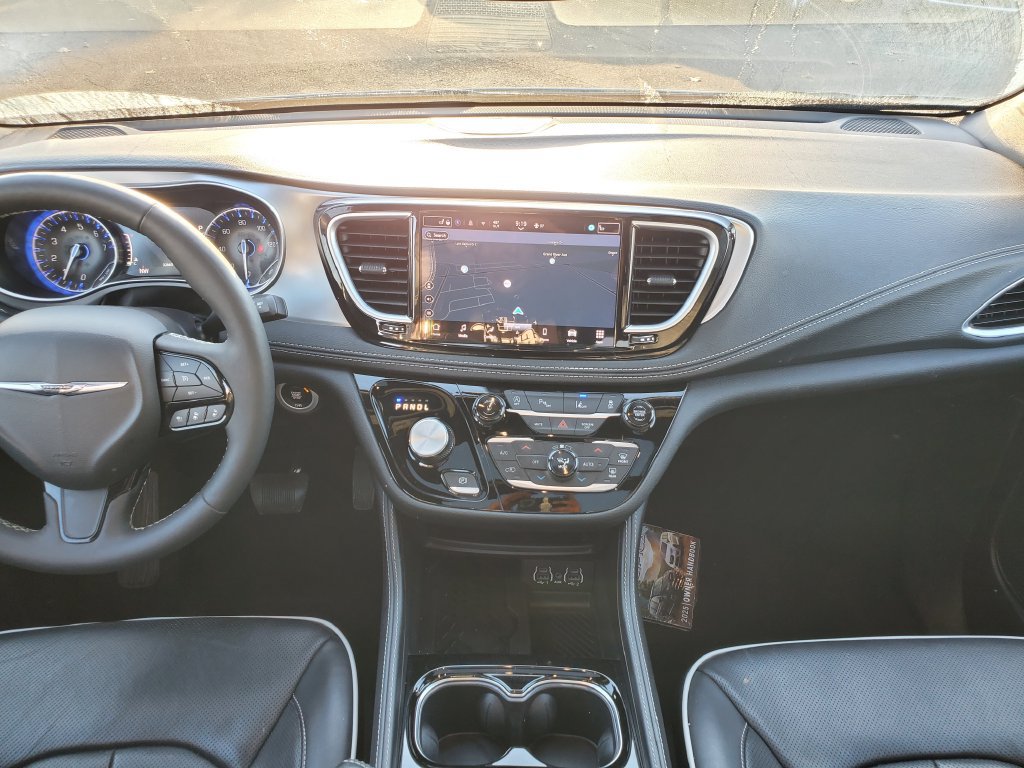 Used 2025 Chrysler Pacifica Limited FWD image 18