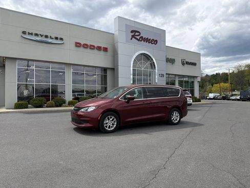 Used 2023 Chrysler Voyager LX FWD image 1