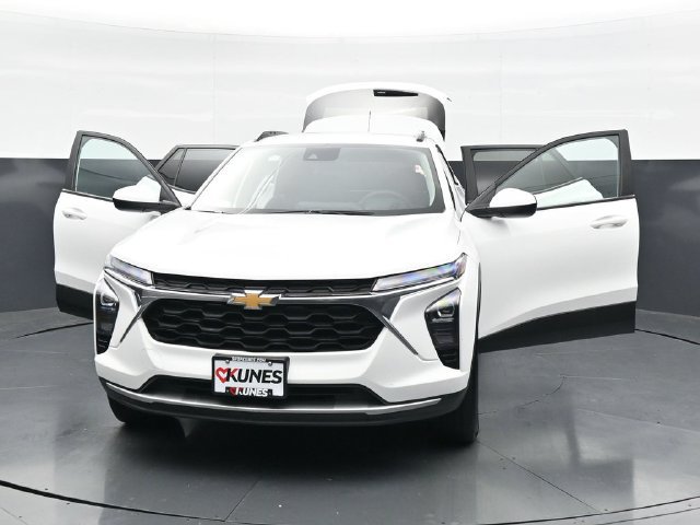 Used 2025 Chevrolet Trax LT FWD image 46