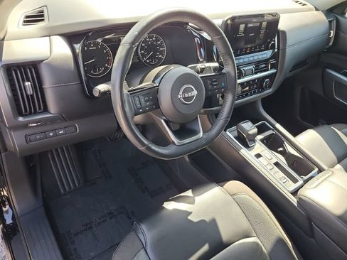 Used 2024 Nissan Pathfinder SL w/ Black Appearance Package FWD image 18