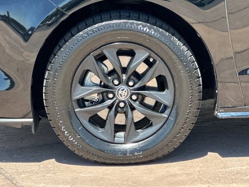 Used 2023 Toyota Sienna XLE FWD image 31