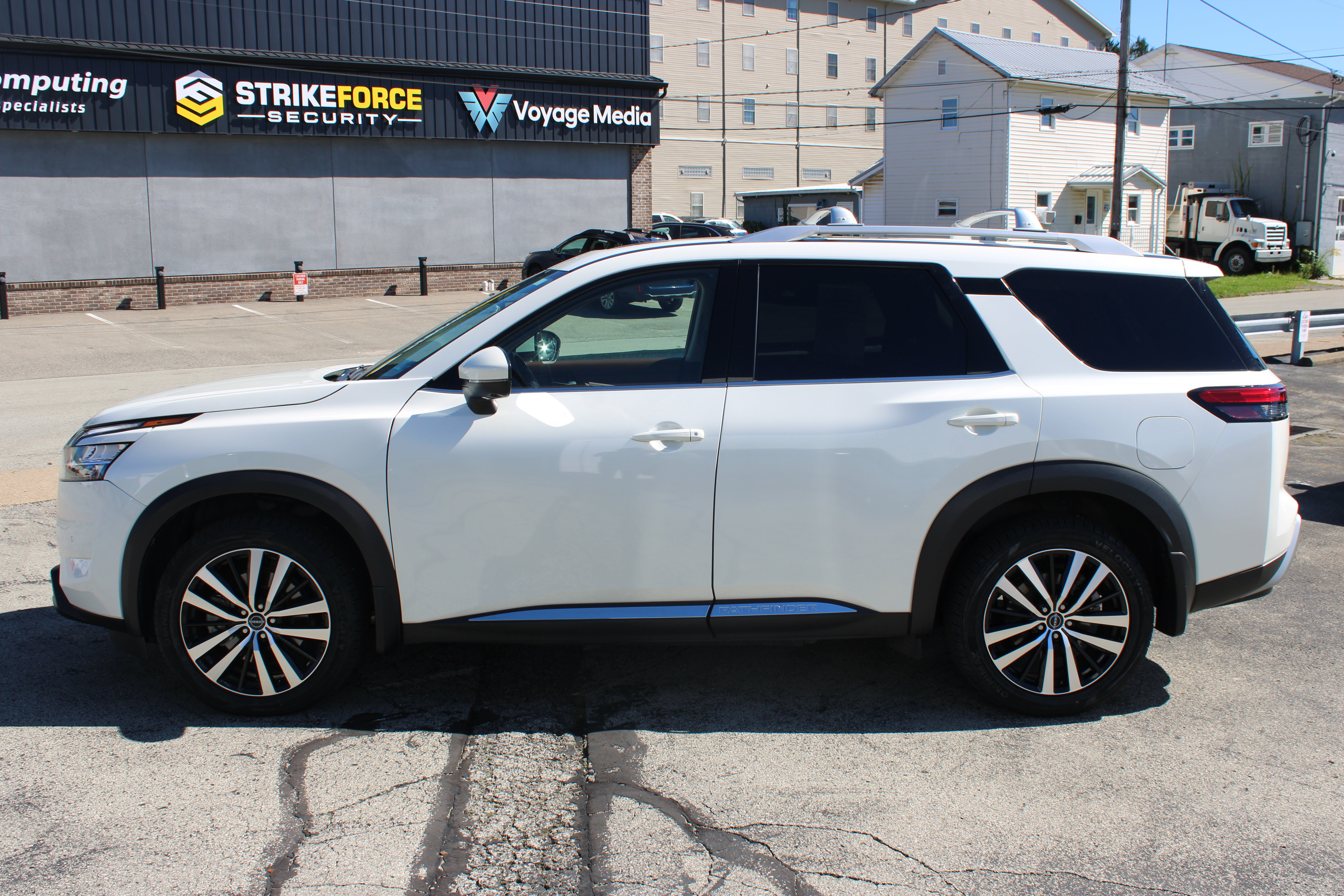 Certified 2024 Nissan Pathfinder Platinum AWD/4WD image 2