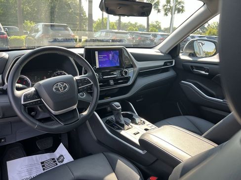 Used 2025 Toyota Highlander XLE AWD/4WD image 30