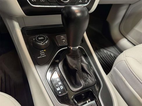 Used 2021 Jeep Cherokee Limited w/ Mopar Interior Package image 27