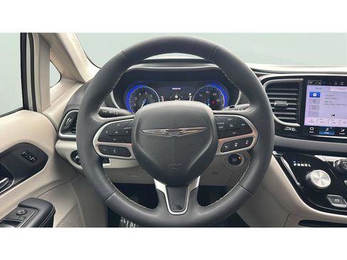 Used 2024 Chrysler Pacifica Touring-L FWD image 27