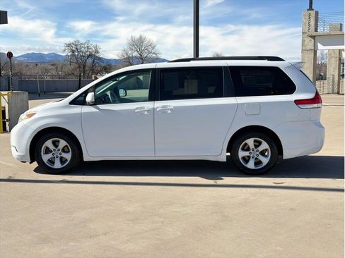 Used 2011 Toyota Sienna LE image 4