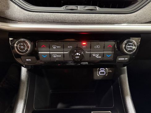 Used 2023 Jeep Compass Latitude w/ Convenience Group AWD/4WD image 18