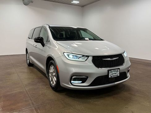 Used 2024 Chrysler Pacifica Touring-L image 30