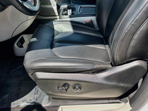 Used 2023 Chrysler Pacifica Touring-L FWD image 18