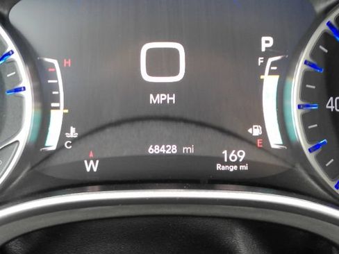 Used 2023 Chrysler Pacifica Touring-L FWD image 46
