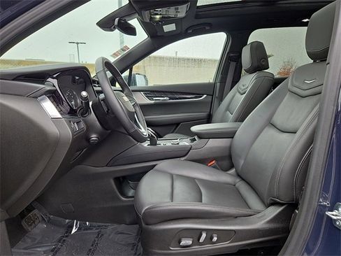 Used 2025 Cadillac XT6 Premium Luxury image 17