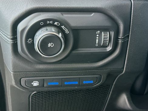 Used 2024 Jeep Wrangler Unlimited Sahara AWD/4WD image 16