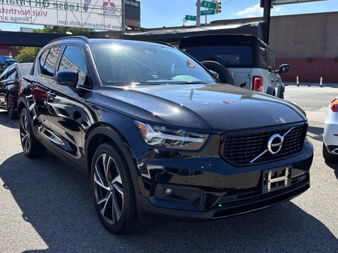 Used 2021 Volvo XC40 T5 R-Design w/ Climate Package image 3