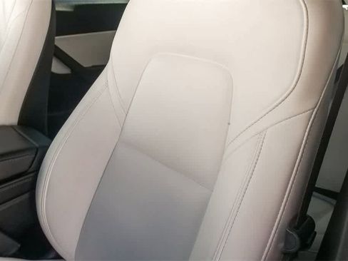 Used 2022 Tesla Model Y Long Range image 21