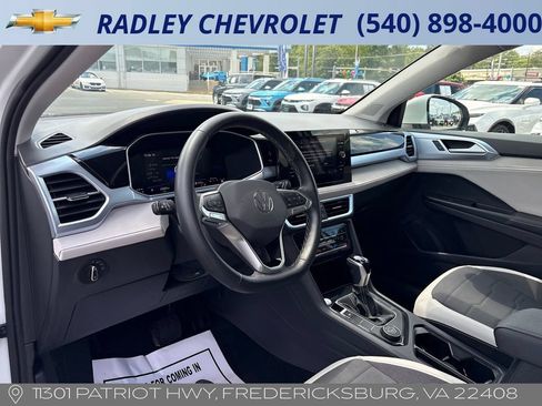 Used 2025 Volkswagen Taos SE AWD/4WD image 4