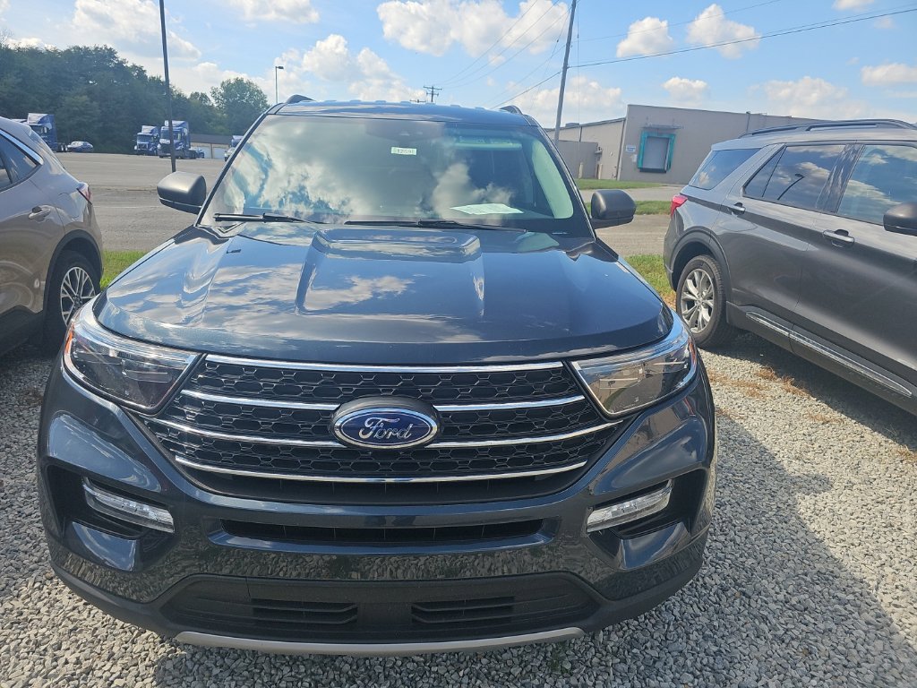 Used 2023 Ford Explorer XLT w/ Equipment Group 202A AWD/4WD image 2